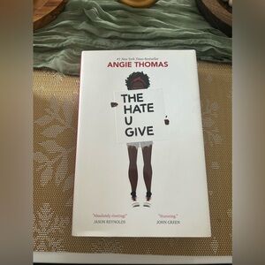 BOOK - The hate you give by Angie Thomas